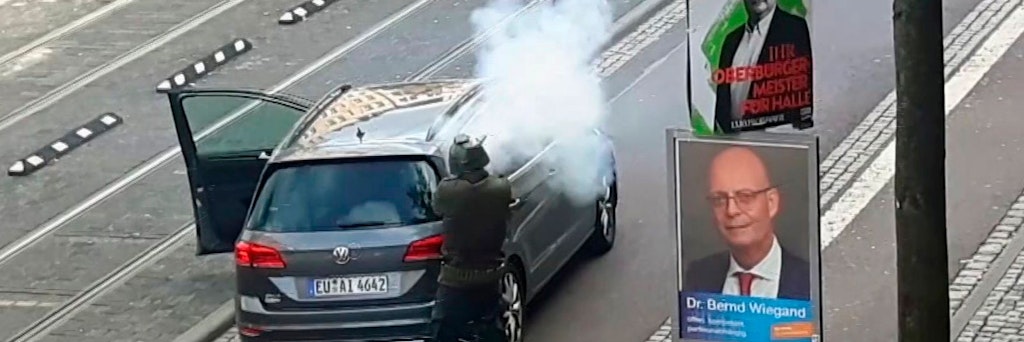 Der rechtsextreme Attentäter von Halle/S., der im Oktober zwei Passanten erschossen hatte, wurde beim Schießen gefilmt. Er war zuvor mit dem Versuch gescheitert, ein Massaker in einer Synagoge anzurichten. 