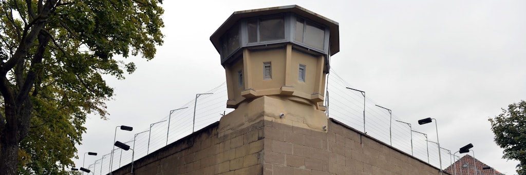 Der Wachturm auf der Außenmauer der Stasigefängnis-Gedenkstätte Berlin-Hohenschönhausen.