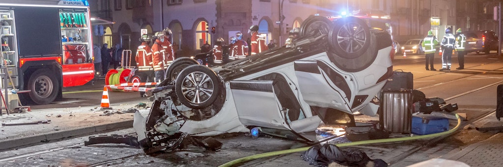 Ein mit einem Messer bewaffneter Mann hat im Westen Baden-Württembergs innerhalb weniger Stunden verschiedene Unfälle verursacht, dabei mehrere Menschen verletzt und zwei Fahrzeuge geraubt.