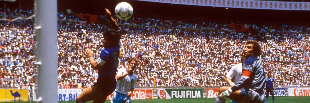 Diego Maradona erzielt im Viertelfinale der WM 1986 in Mexiko mit der Hand das 1:0. Während die halbe Fußballwelt schäumt liegt die andere Hälfte ihm spätestens nach seiner Erklärung – „Es war die Hand Gottes“ – zu Füßen.