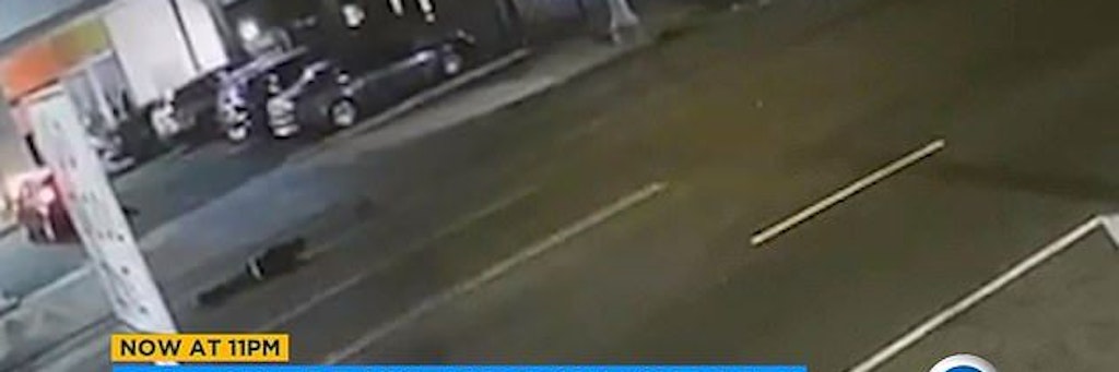 Unfallopfer Jose Fuentes liegt verletzt auf der Straße.