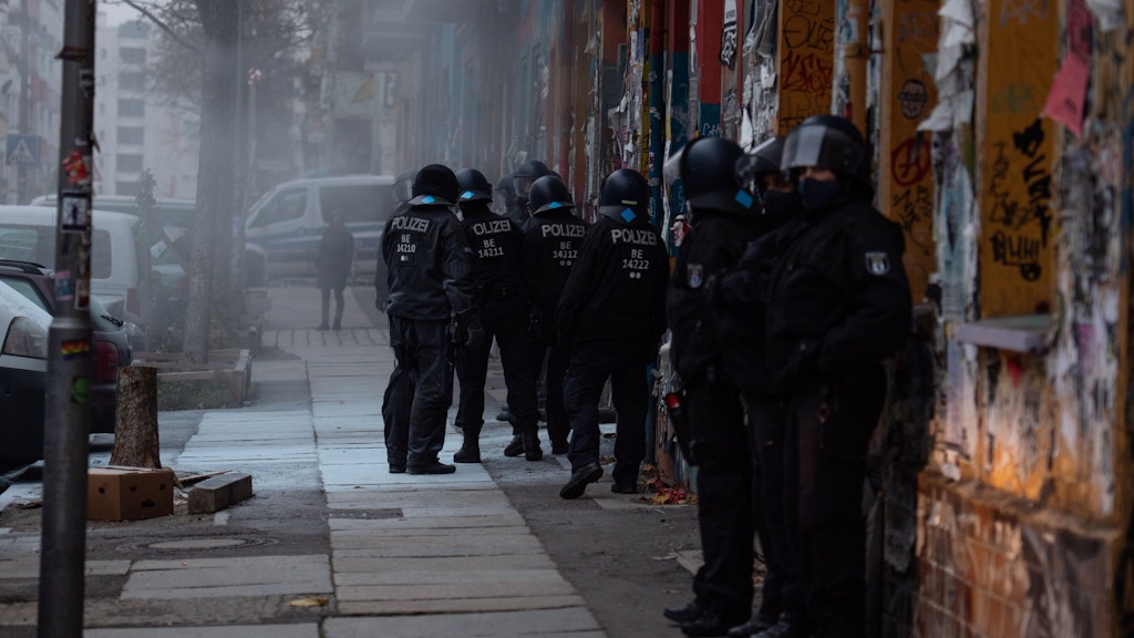 Polizisten stehen vor einem Haus in der Rigaer Straße. Die Bewohner hatten zuvor versucht, die Räumung eines Lagers von zwei Obdachlosen zu verhindern. Daraufhin rückte die Polizei mit Verstärkung an. 