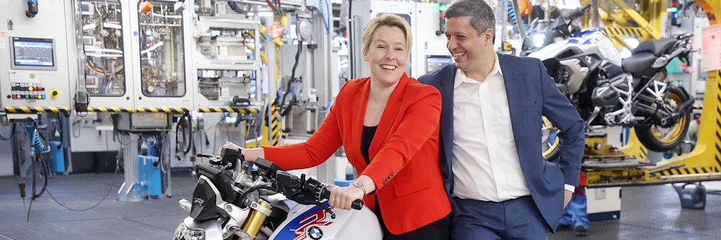 Bei einem gemeinsamen Werbe-Auftritt im Spandauer BMW-Werk nahm Franziska Giffey den Lenker in die Hand, Raed Saleh nahm so halb als Sozius Platz.