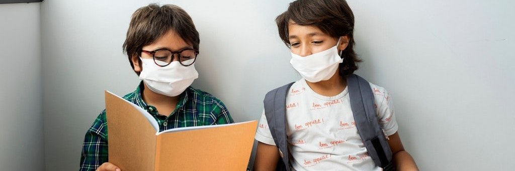 Mit Maske kann gar nichts passieren. Das gilt vor allem für die Schulen. Denn die sollen unter allen Umständen weitermachen wie bisher.