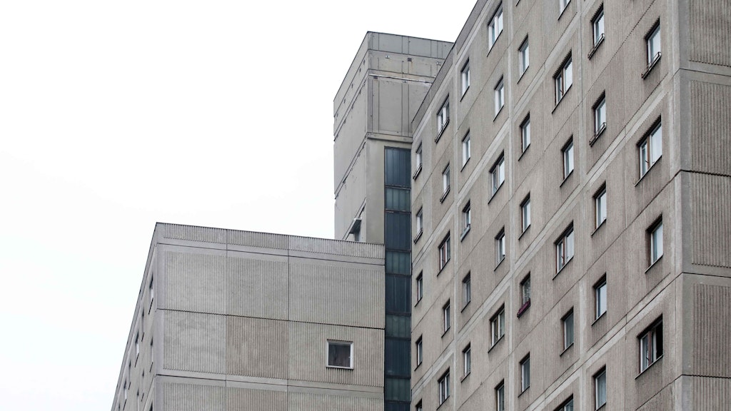 An der Fassade des Hauses Memhardstraße 2 gibt es ein einzelnes Fenster. Dahinter wohnte angeblich die Tochter von Erich Honecker.