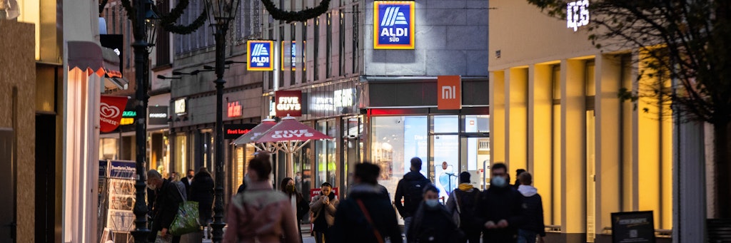 Eine Aldi Süd Filiale, fotografiert in einer Fußgängerzone der Düsseldorfer Innenstadt. Aldi und Lidl drängen mit ihren Filialen mehr und mehr in die deutschen Innenstädte. 