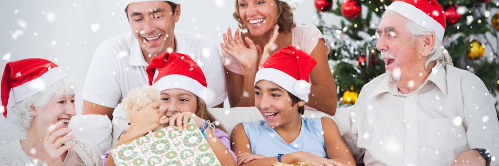 Composite image of Little girl opening christmas present against snow falling model released Symbolfoto PUBLICATIONxINxGERxSUIxAUTxONLY Copyright: xWavebreakmediaMicrox Panthermedia13676442