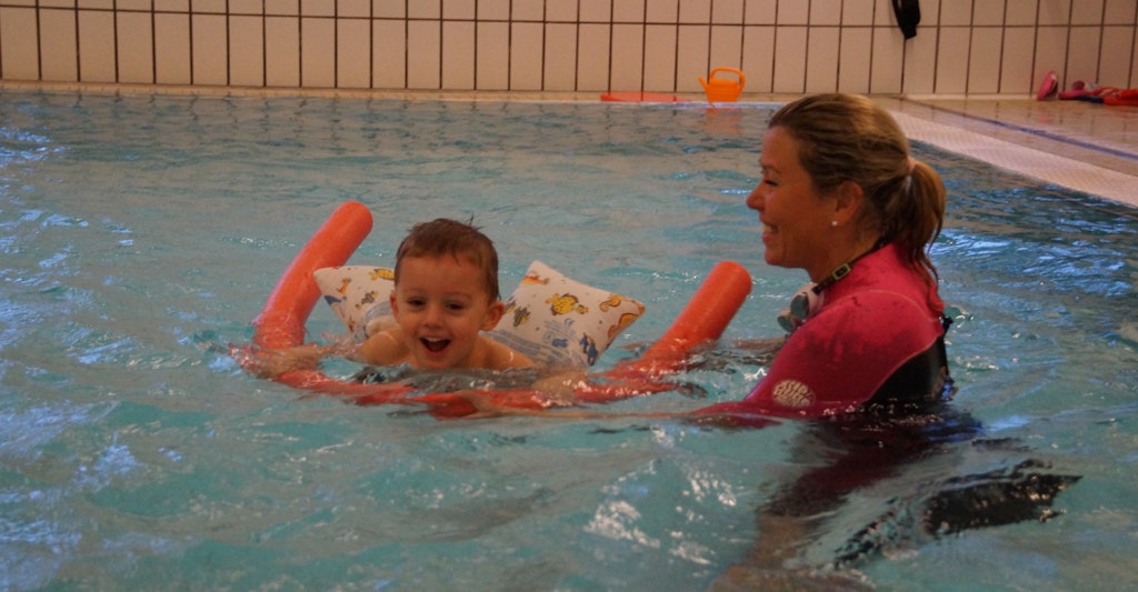 Simone Fuchs bringt einem Jungen das Schwimmen bei. Wegen der Pandemie darf sie momentan keinen Schwimmunterricht geben.