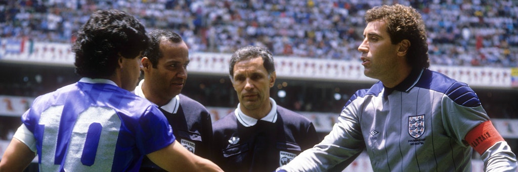 Vor dem Spiel gaben sie sich noch die Hand, danach nie wieder: Diego Maradona und Peter Shilton.