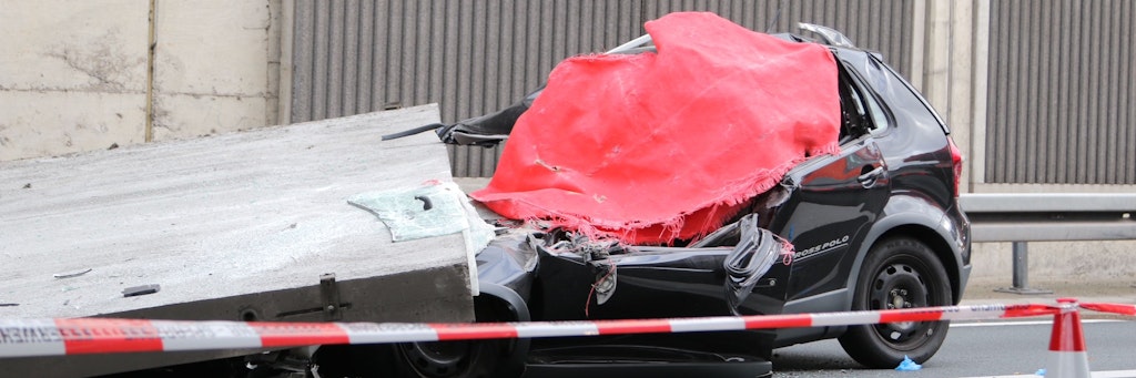 Eine große Betonplatte einer Lärmschutzwand ist auf der Autobahn 3 bei Köln auf einen Wagen gestürzt und hat eine Autofahrerin getötet.