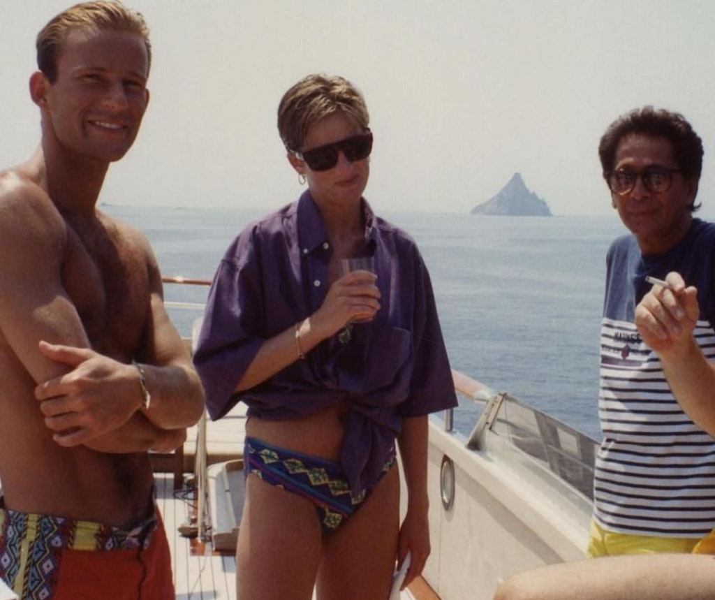 Prinzessin Diana im Urlaub mit Drink in der Hand. 