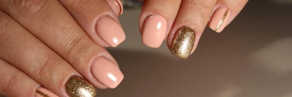 Perfekte Weihnachtsfingernägel bekommt man auch zu Hause hin, wenn die Nagelstudios weiter dicht bleiben im Lockdown. Nude und Glitzer liegen voll im Trend.