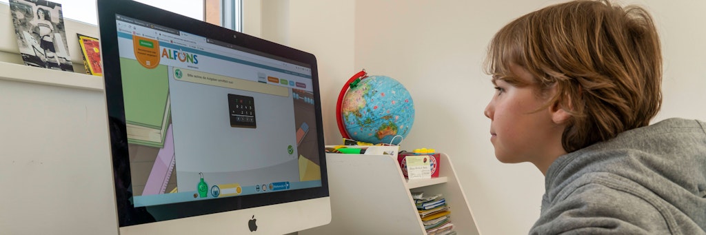 Ein Grundschüler beim Homelearning (Symbolbild).