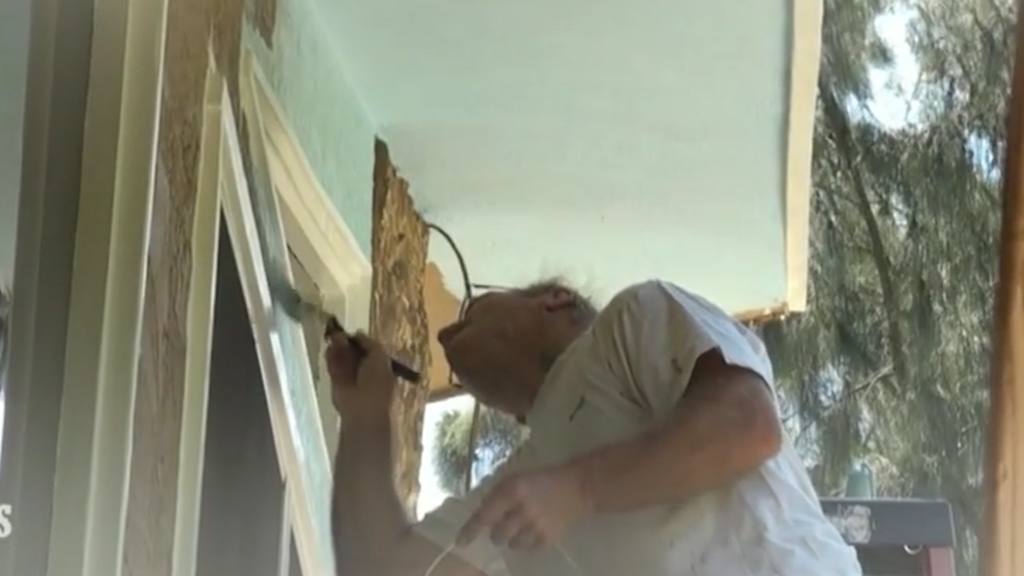 Legt gern selbst Hand an: Konny Reimann streicht sein Haus in Babyblau.