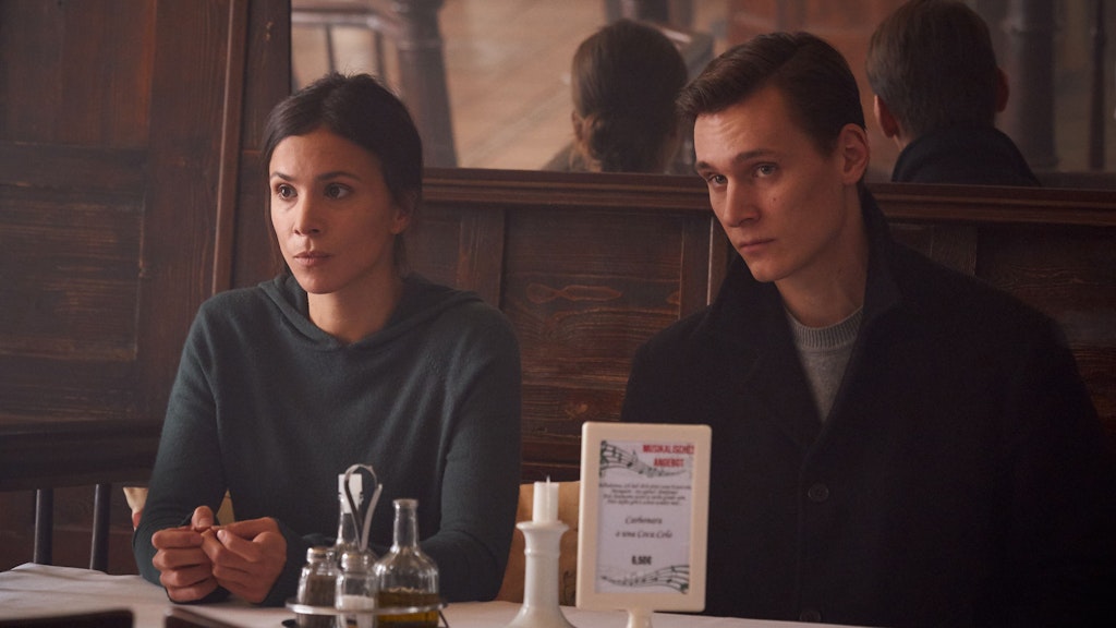 Die Kommissar*innen Nora Dalay (Aylin Tezel) und Jan Pawlak (Rick Okon) ermitteln undercover im Restaurant der Familie Modica.<br><br>