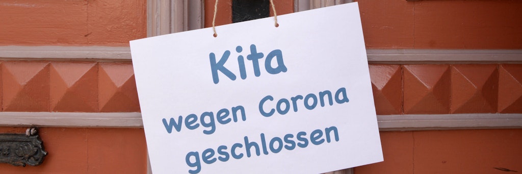 Deutschland, Berlin/ Reinickendorf: geschlossene Kita, Eingangstür mit Hinweisschild Kita wegen Corona geschlossen