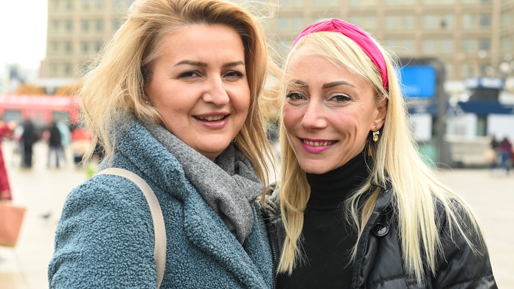 Meryana Hibler (li.) und Nikolina Silug finden es traurig, dass sie wegen Corona nicht mit ihrer großen Familie das Weihnachtsfest feiern dürfen.
