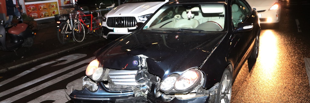 Der schwer beschädigte Mercedes kurz nach dem Unfall an der Sonnenallee.