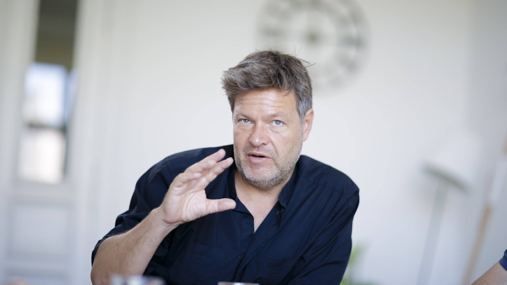 Kritik auch von den Grünen im Bund: Parteichef Robert Habeck warnt die CDU davor, die Tore nach rechts zu öffnen.
