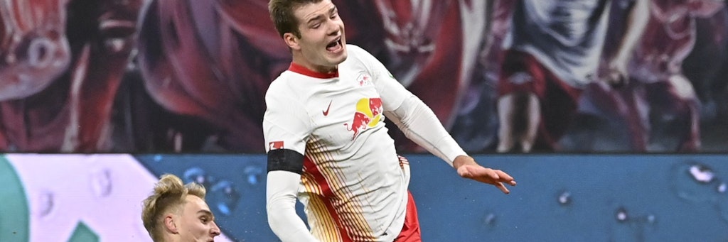 Leipzigs Norweger Alexander Sörloth wird von Bielefelds Amos Pieper umgegrätscht. Den anschließenden Elfer verschoss Sörloth.