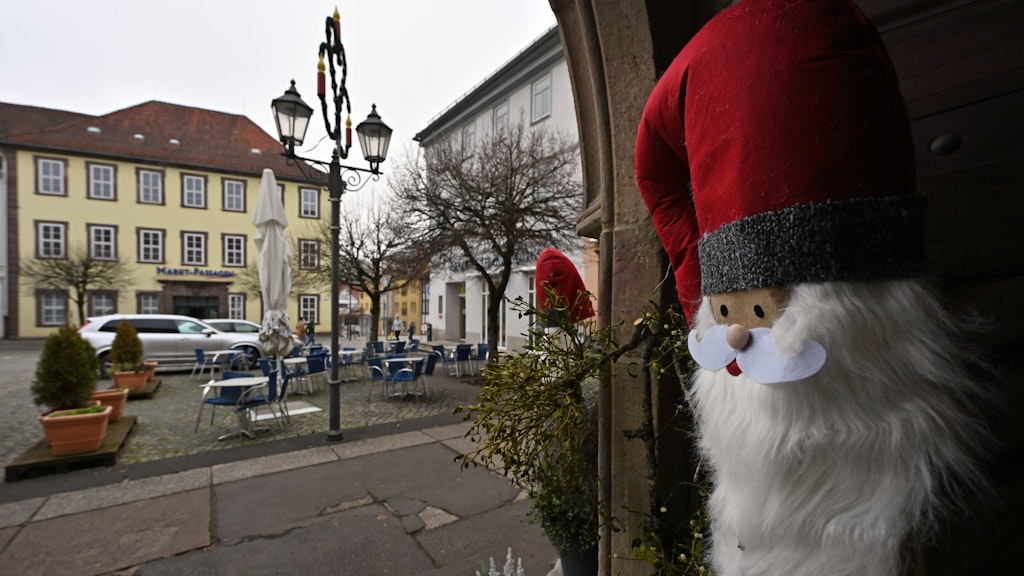 Fast menschenleer ist der Marktplatz mit dem historischen Rathaus. Im deutschlandweit am stärksten von der Corona-Pandemie betroffenen Landkreis Hildburghausen in Thüringen hat sich das Infektionsgeschehen noch einmal verschärft.