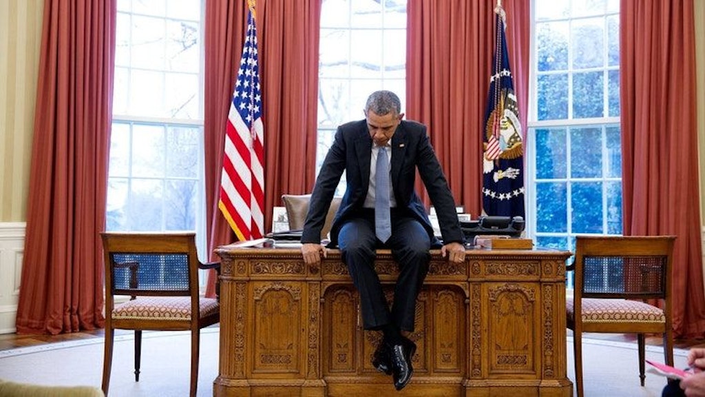 Bewusst inszeniert: Präsident Barack Obama sitzt gedankenversunken auf dem Resolute Desk im Oval Office des Weißen Hauses in Washington.