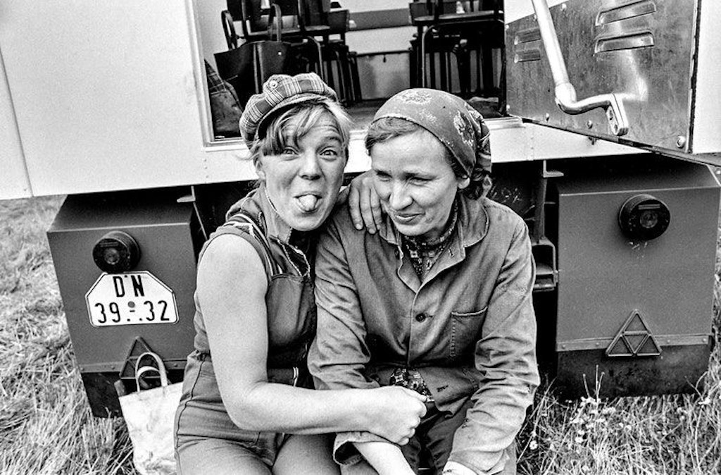 Zwei Erntehelferinnen in der Kooperativen Abteilung Pflanzenproduktion (KAP) Stolzenhagen, 1974