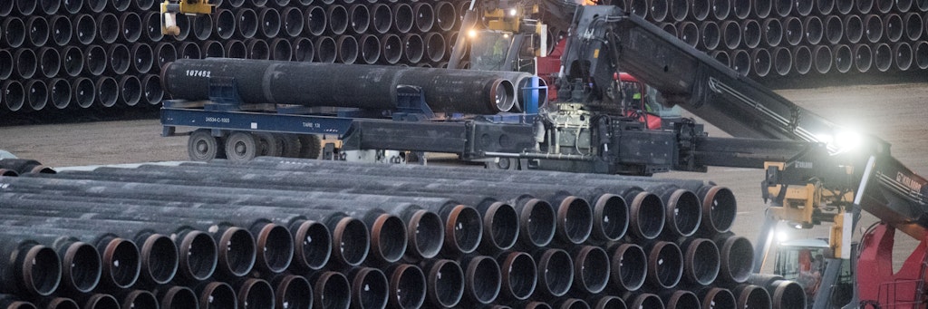 Im Seehafen Sassnitz-Mukran werden Pipelinerohre umgeschlagen. 
