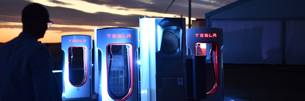 Eine beleuchtete Tesla-Auto-Ladestation im australischen Adelaide.