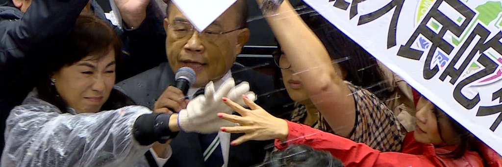Su Tseng-chang, Ministerpräsident von Taiwan, spricht im Parlament als er mit Schweineinnereien beworfen wird.