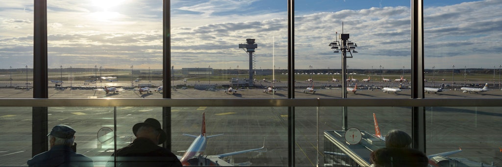 ARCHIV - 02.11.2020, Brandenburg, Schönefeld: Gäste blicken von der Besucherterrasse vom Terminal 1 des Flughafens Berlin Brandenburg (BER) im Licht der untergehenden Sonne auf das Vorfeld. (zu "Aufsichtsrat der Flughafengesellschaft Berlin-Brandenburg") Foto: Soeren Stache/dpa-Zentralbild/dpa +++ dpa-Bildfunk +++