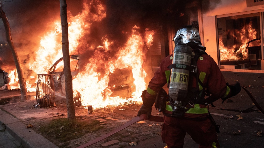 Autos gingen bei den Wut-Protesten in Flammen auf.
