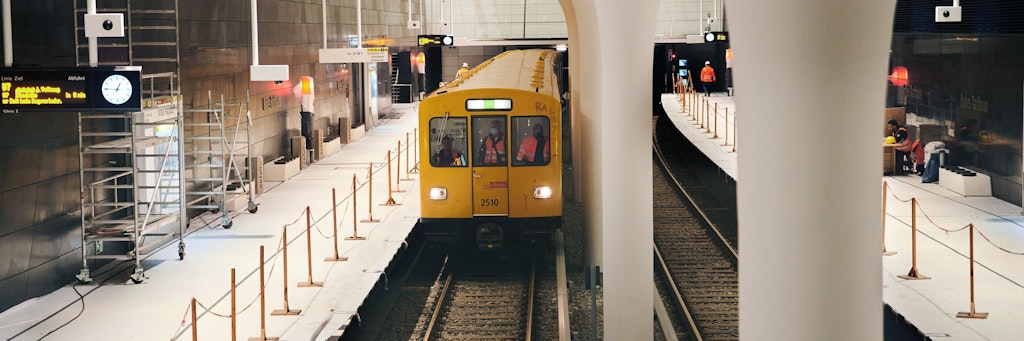 Eine U-Bahn fährt als Schulungsfahrt durch die neue U5-Station Rotes Rathaus.