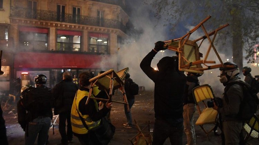 Demonstranten warfen mit Bistro-Stühlen, vielerorts kam es bei den Protesten zu Ausschreitungen.