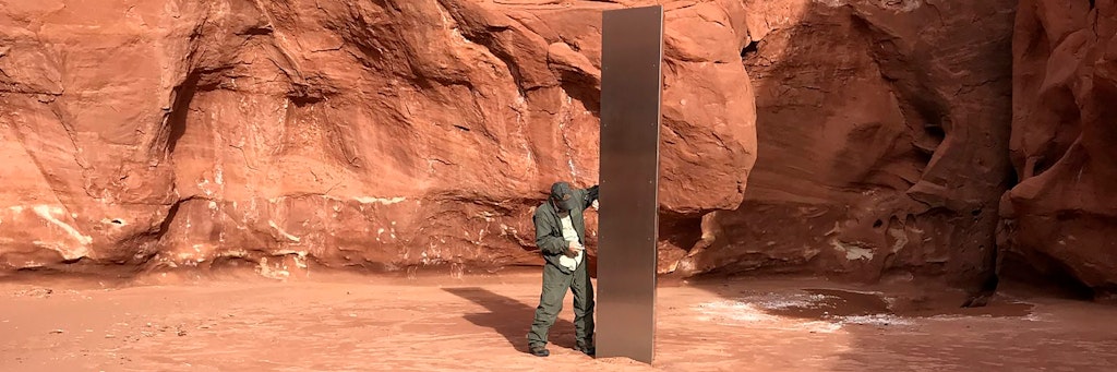 Die dreieinhalb Meter hohe Metallsäule war vergangene Woche inmitten roter Felsen im Süden von Utah bei einer Schafzählung zufällig aus der Luft entdeckt worden.