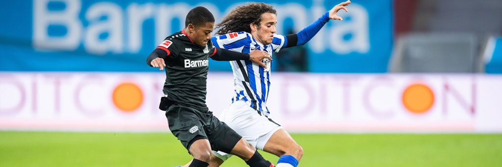 Herthas Matteo Guendouzi schirmt den Ball gegen Leverkusens Leon Bailey ab.
