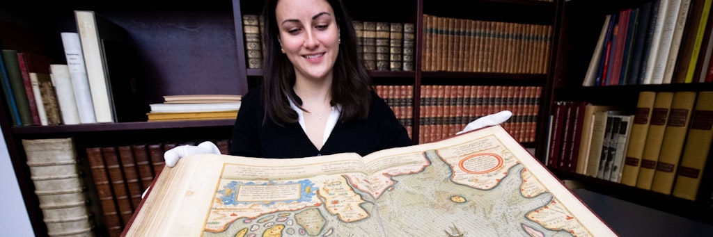 Christiane Hottenbacher, Antiquarin im Kunstauktionshaus Ketterer in Hamburg, zeigt den Seeatlas „Speculum nauticum“ von 1586. Angefertigt wurde der Atlas von dem niederländischen Kartografen und Navigator Lucas Janszoon Waghenaer (1534-1606). 