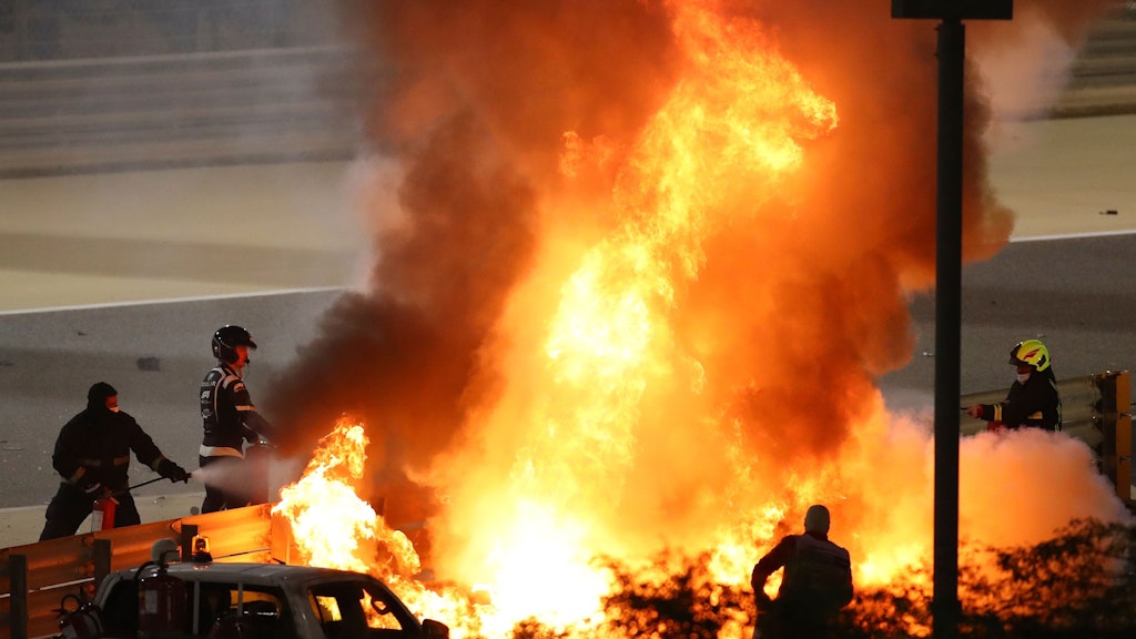 Der Wagen ist ein Flammenmeer. 