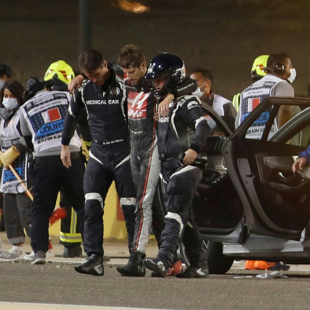 Auf dem Weg zum Krankenwagen wurde Romain Grosjean gestützt, laut Mitteilung des Teams erlitt er leichte Verbrennungen an Händen und Knöcheln, ansonsten sei er „in Ordnung“.