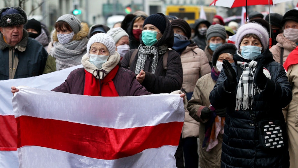 Demonstranten tragen Mund-Nasen-Bedeckungen und die weiß-rot-weißen Fahnen der Opposition. Die Proteste gegen Machthaber Lukaschenko dauern seit mehr als drei Monaten an.