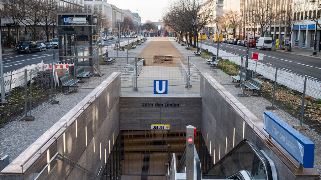 Blick auf den Eingang zum neuen U-Bahnhof Unter den Linden. Sie führt mitten durchs Regierungsviertel: Nach rund zehn Jahren Bauzeit geht in Berlin die Verlängerung der U-Bahn-Linie 5 in Betrieb.