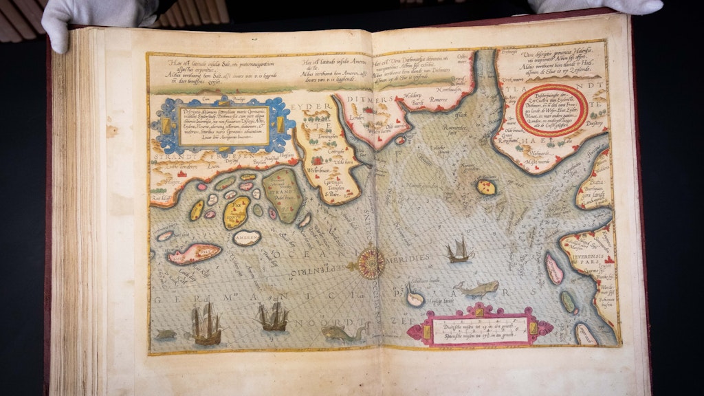  Auf der Doppelseite des Seeatlas' „Speculum nauticum“ von 1586 ist ein Teil der Nordseeküste mit der Elbmündung und der Insel Sylt zu sehen. 