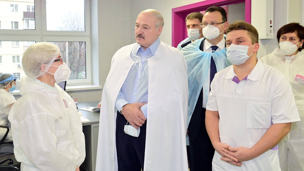 Präsident Alexander Lukaschenko beim Besuch einer Krankenstation für Covid-19-Patienten. Der Machthaber redet weiterhin die Gefahr des Coronavirus klein.