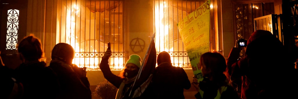 Am Bastille-Platz in Paris steckten Demonstranten den Eingang der französischen Zentralbank in Brand.