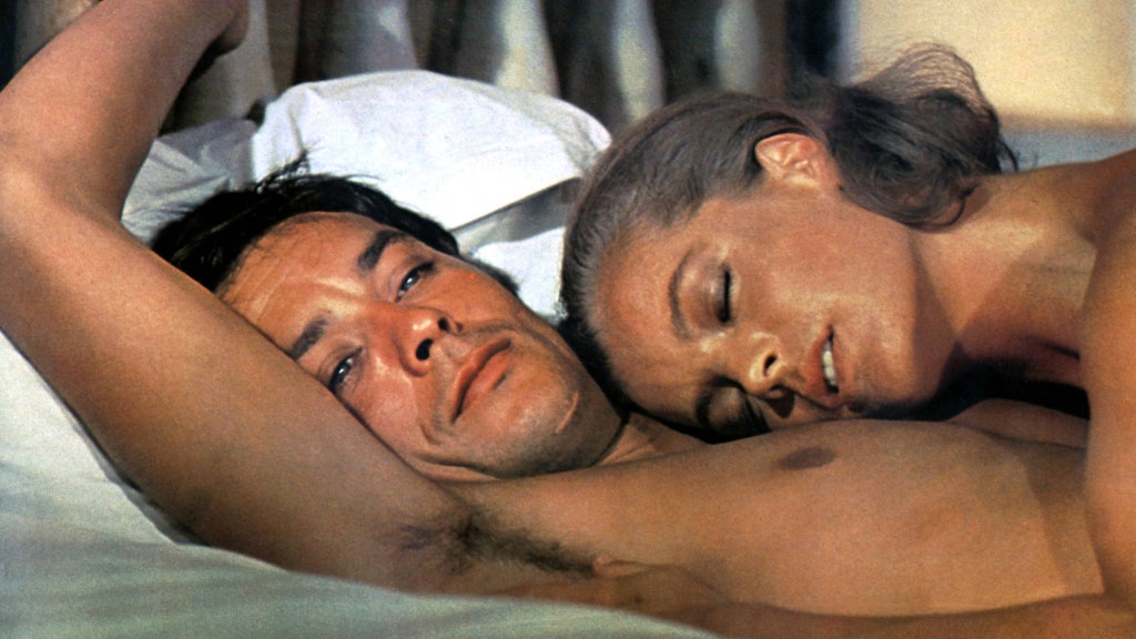 Alain Delon und Romy Schneider in einer Szene des Erotikthrillers „Der Swimmingpool“.