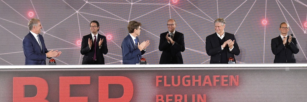Der Festakt am Sonnabend: Flughafenchef Engelbert Lütke-Daldrup (3.v.l.), Brandenburgs Ministerpräsident Dietmar Woidke (SPD, 3.v.r.), Easyjet-CEO Johan Lundgren (2.v,r.), Carsten Spohr (l), Chef der Lufthansa, Berlins Regierender Bürgermeister Michael Müller (SPD, r) und Bundesverkehrsminister Andreas Scheuer (CSU, 2.v.l.). Woidke wurde Corona-positiv getestet, Scheuer und Lütke-Daldrup sind bereits in Quarantäne.