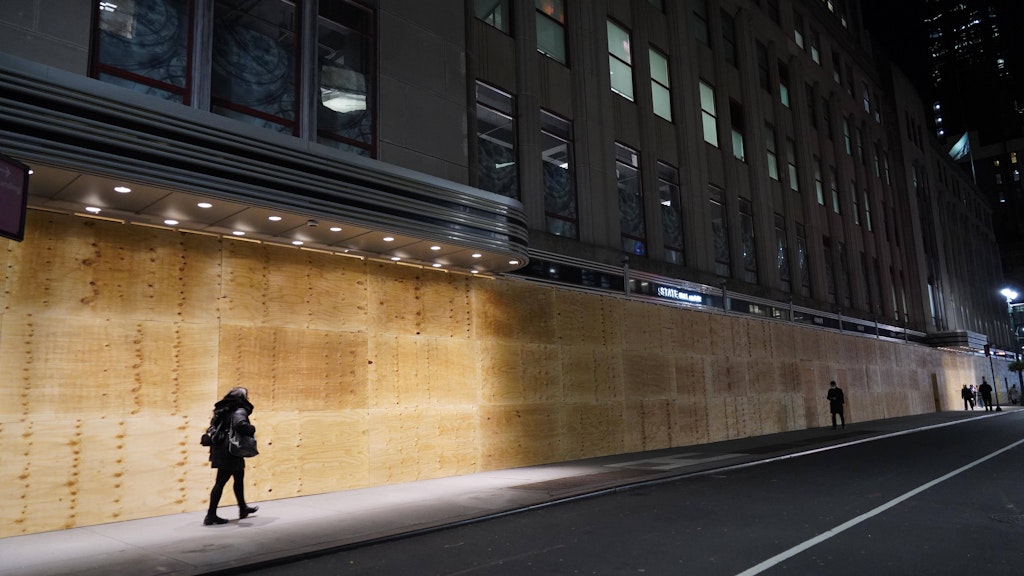 Die komplette Fassade des Empire State Buildings in Manhattan wurde zum Schutz vor Unruhen mit Holzplatten eingekleidet. 