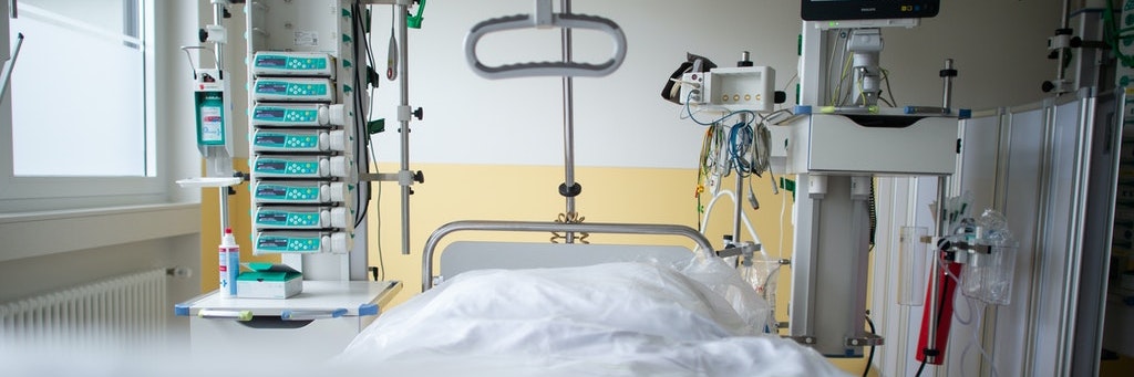 Leeres Bett auf einer Intensivstation – bereit für Patienten.