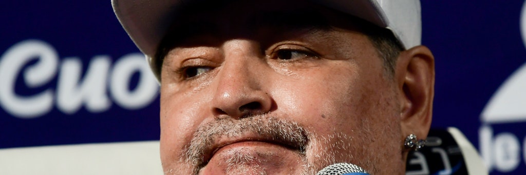 Diego Maradona muss mal wieder ins Krankenhaus.