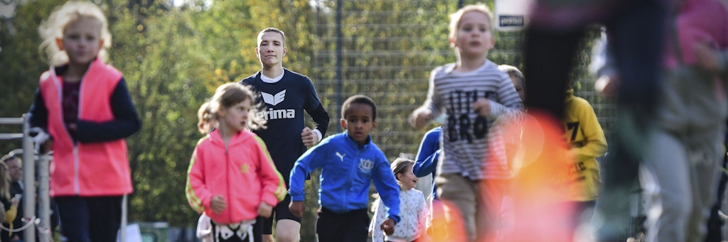 Julian läuft beim Spendenlauf an der Kolibri-Grundschule seine 75 Runden.